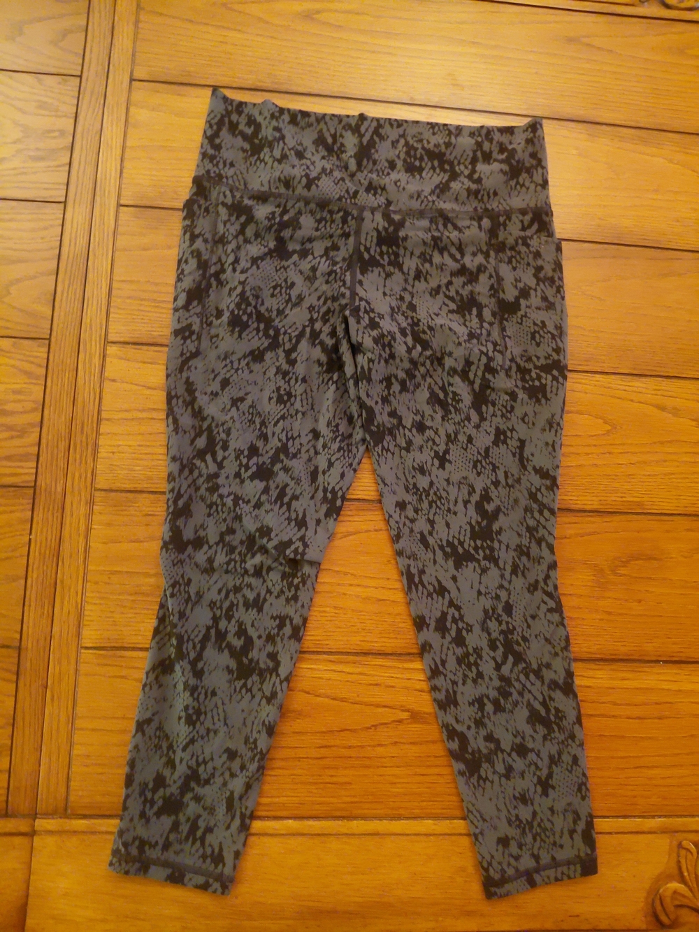 Athleta Gray & Black Abstract Print Capri Leggings